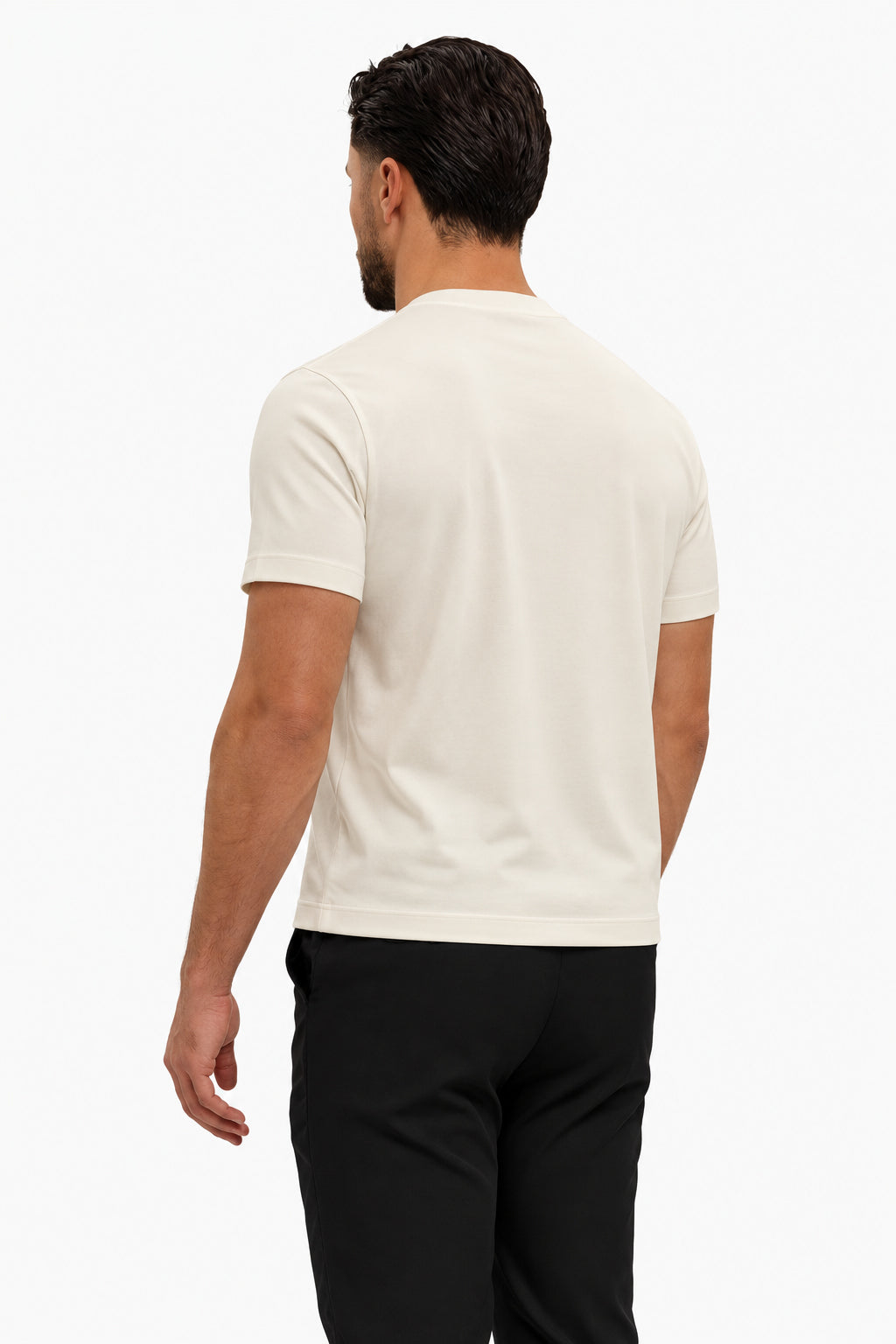 Gloss Essential Shirt off-white – studio back, zwarte pantalon