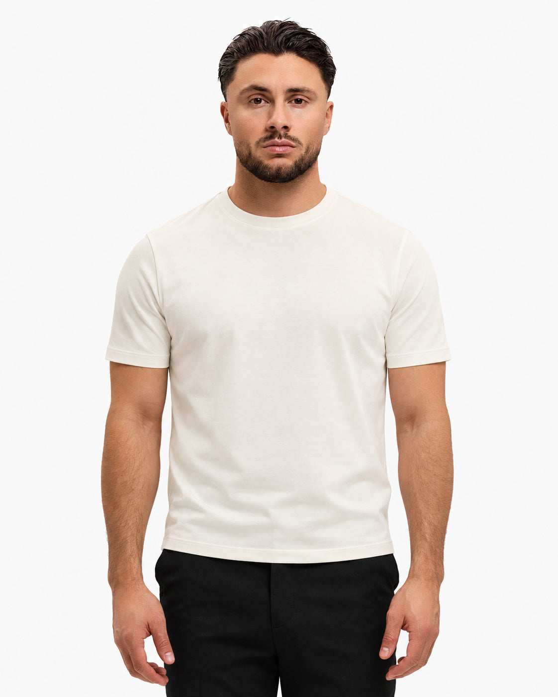 Gloss Essential Shirt off-white – studio front, zwarte pantalon