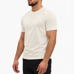 Gloss Essential Shirt off-white – studio side, zwarte pantalon