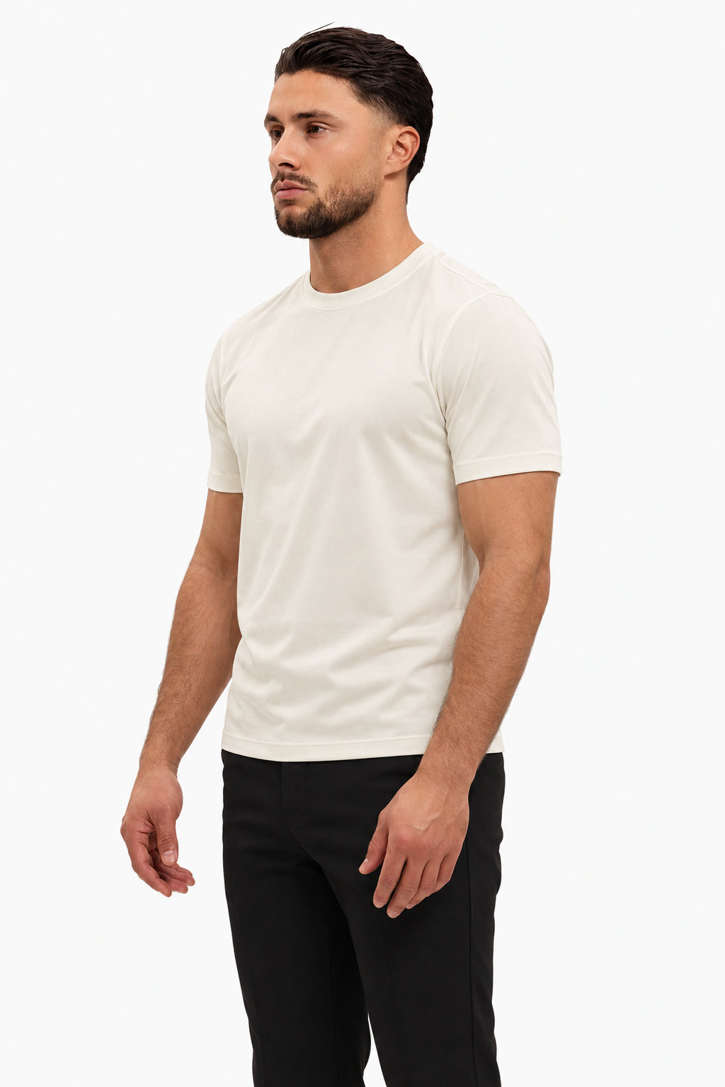 Gloss Essential Shirt off-white – studio side, zwarte pantalon
