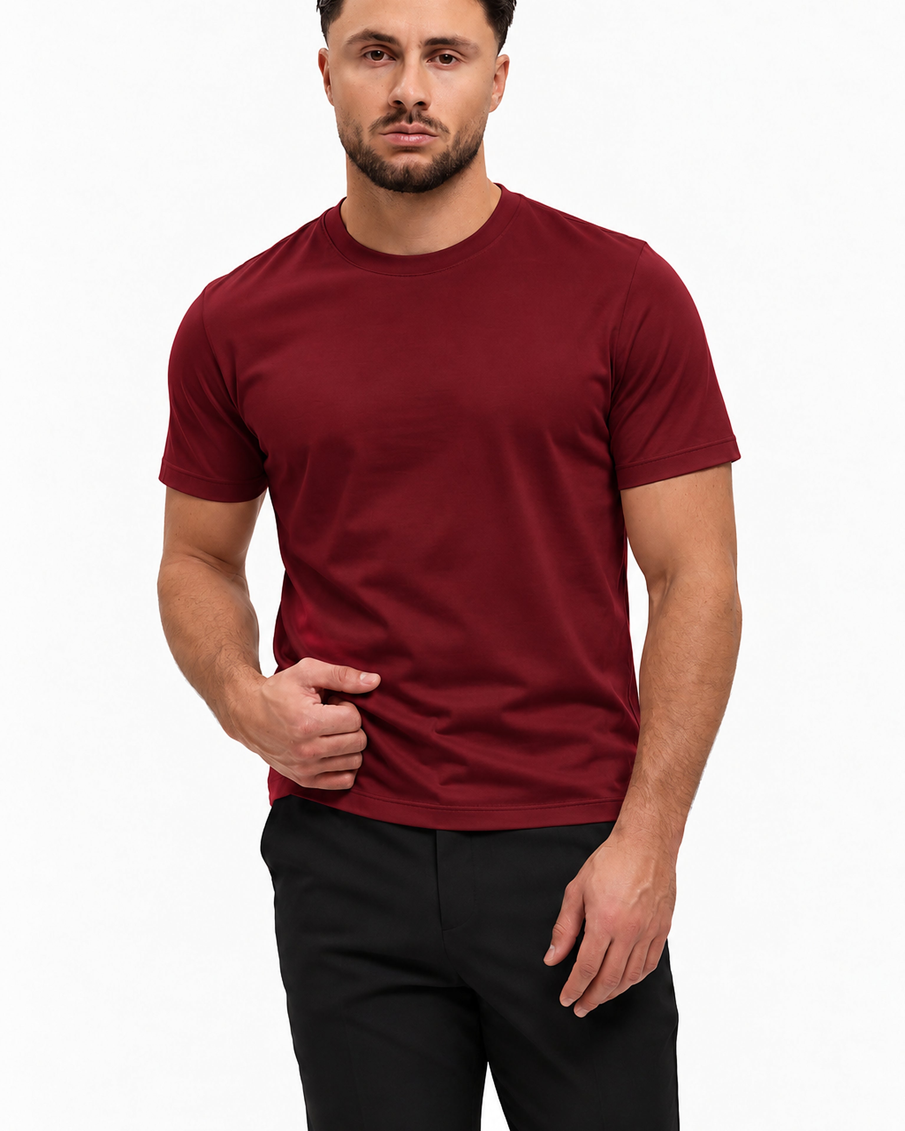Gloss Essential Shirt Burgundy – studio pose, zwarte pantalon