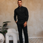 HALF ZIP KNIT | BLACK — lifestyle met zwarte broek, pose 04