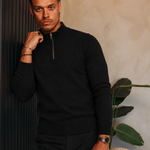 HALF ZIP KNIT | BLACK — lifestyle met zwarte broek, pose 01