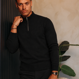 HALF ZIP KNIT | BLACK — lifestyle met zwarte broek, pose 01