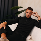 HALF ZIP KNIT | BLACK — lifestyle met zwarte broek, pose 02