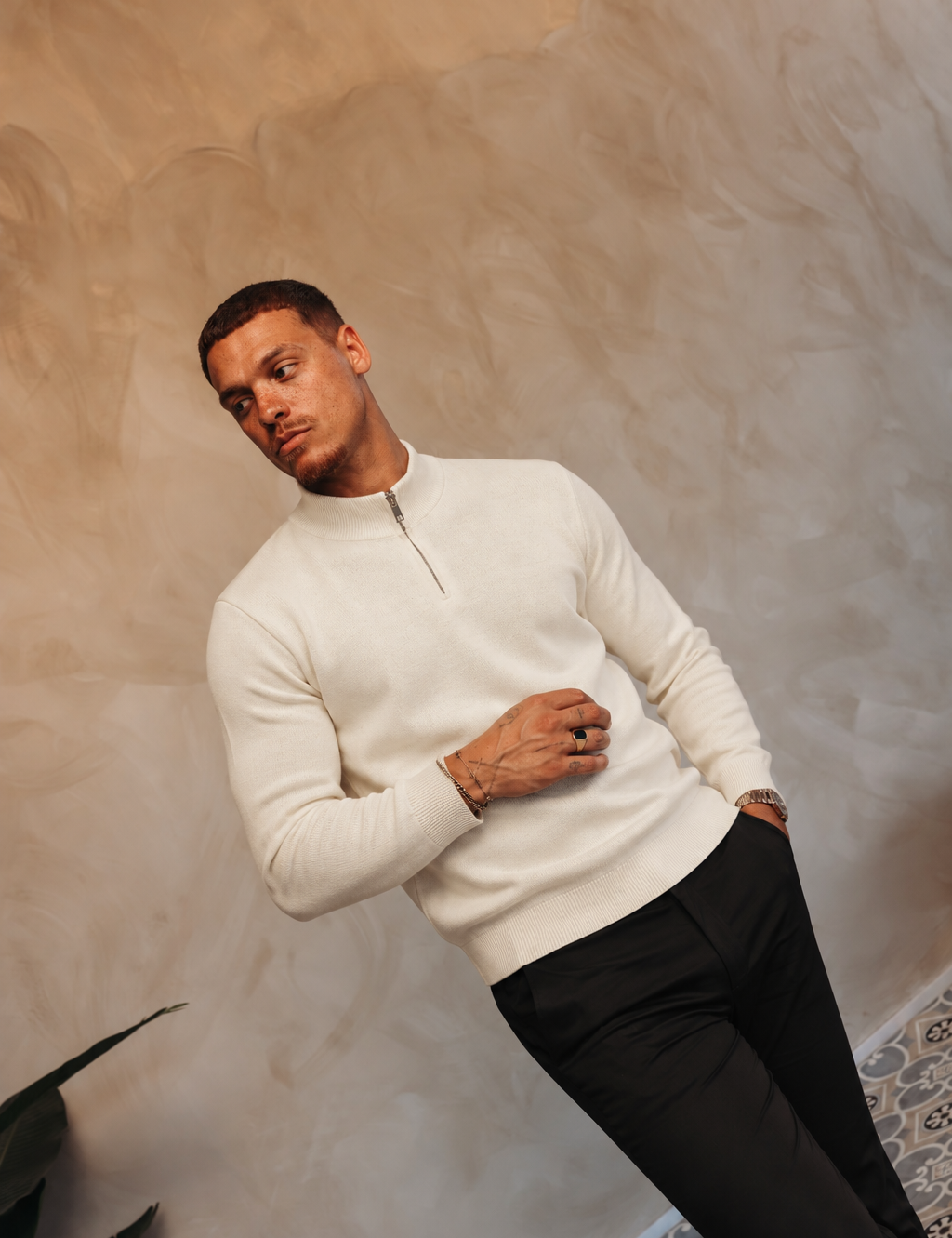 HALF ZIP KNIT | CREME — lifestyle met zwarte broek, pose 01