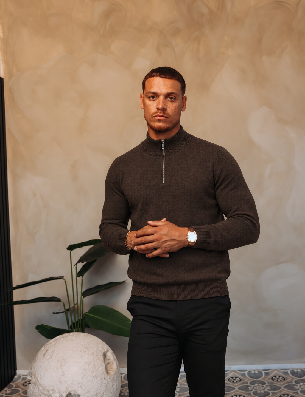 HALF ZIP KNIT | DARK BROWN — lifestyle met zwarte broek, pose 01