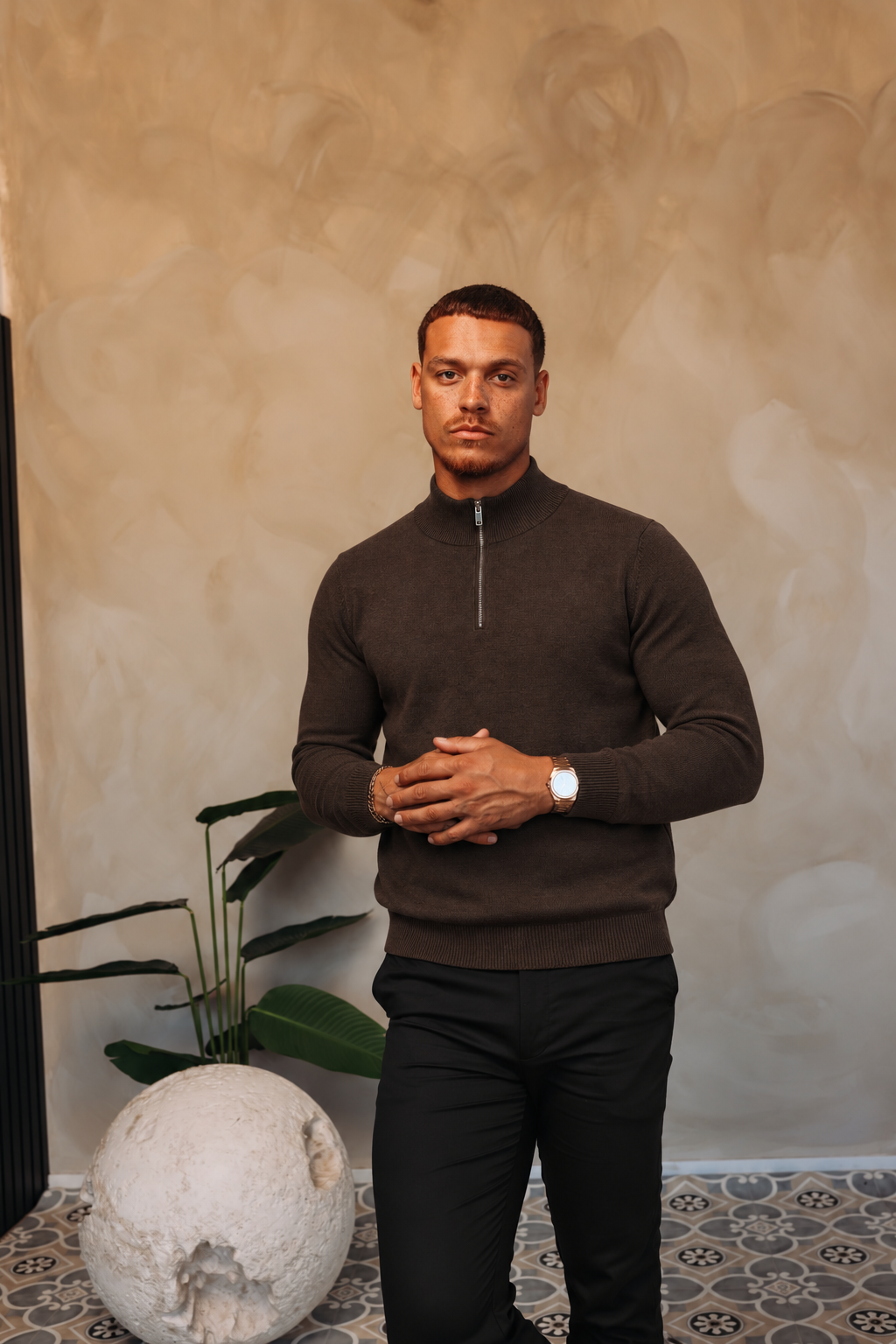 HALF ZIP KNIT | DARK BROWN — lifestyle met zwarte broek, pose 01