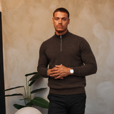 HALF ZIP KNIT | DARK BROWN — lifestyle met zwarte broek, pose 01