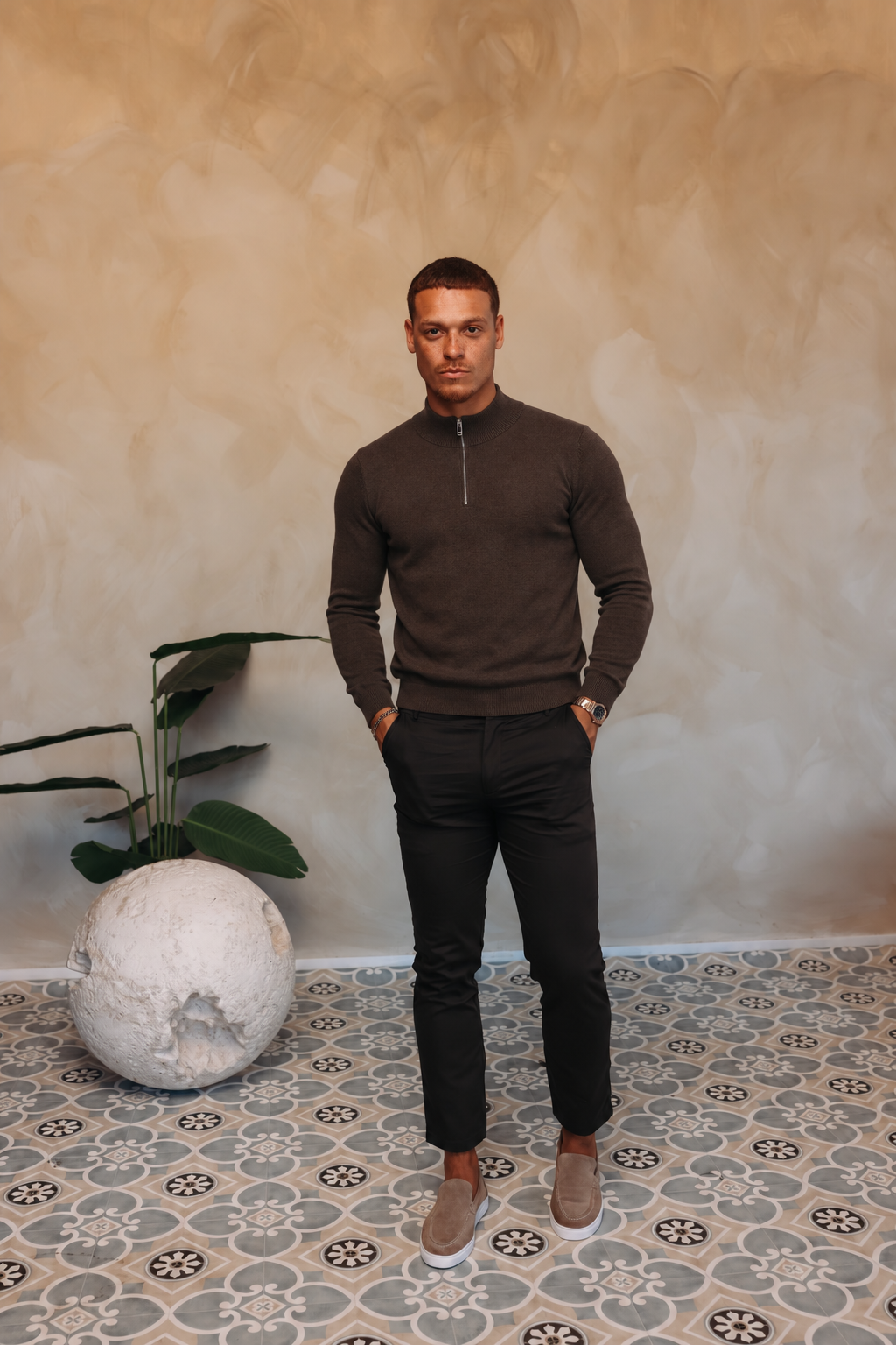 HALF ZIP KNIT | DARK BROWN — lifestyle met zwarte broek, pose 04