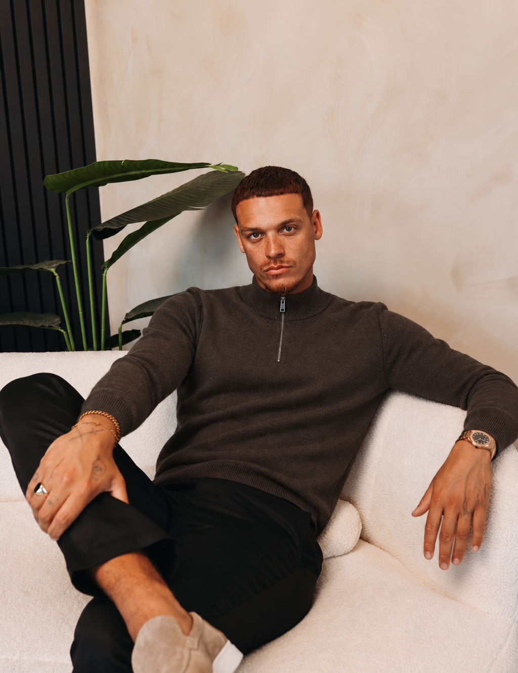 HALF ZIP KNIT | DARK BROWN — lifestyle met zwarte broek, pose 02