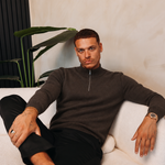 HALF ZIP KNIT | DARK BROWN — lifestyle met zwarte broek, pose 02