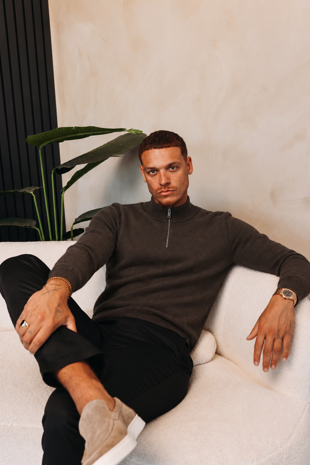 HALF ZIP KNIT | DARK BROWN — lifestyle met zwarte broek, pose 02