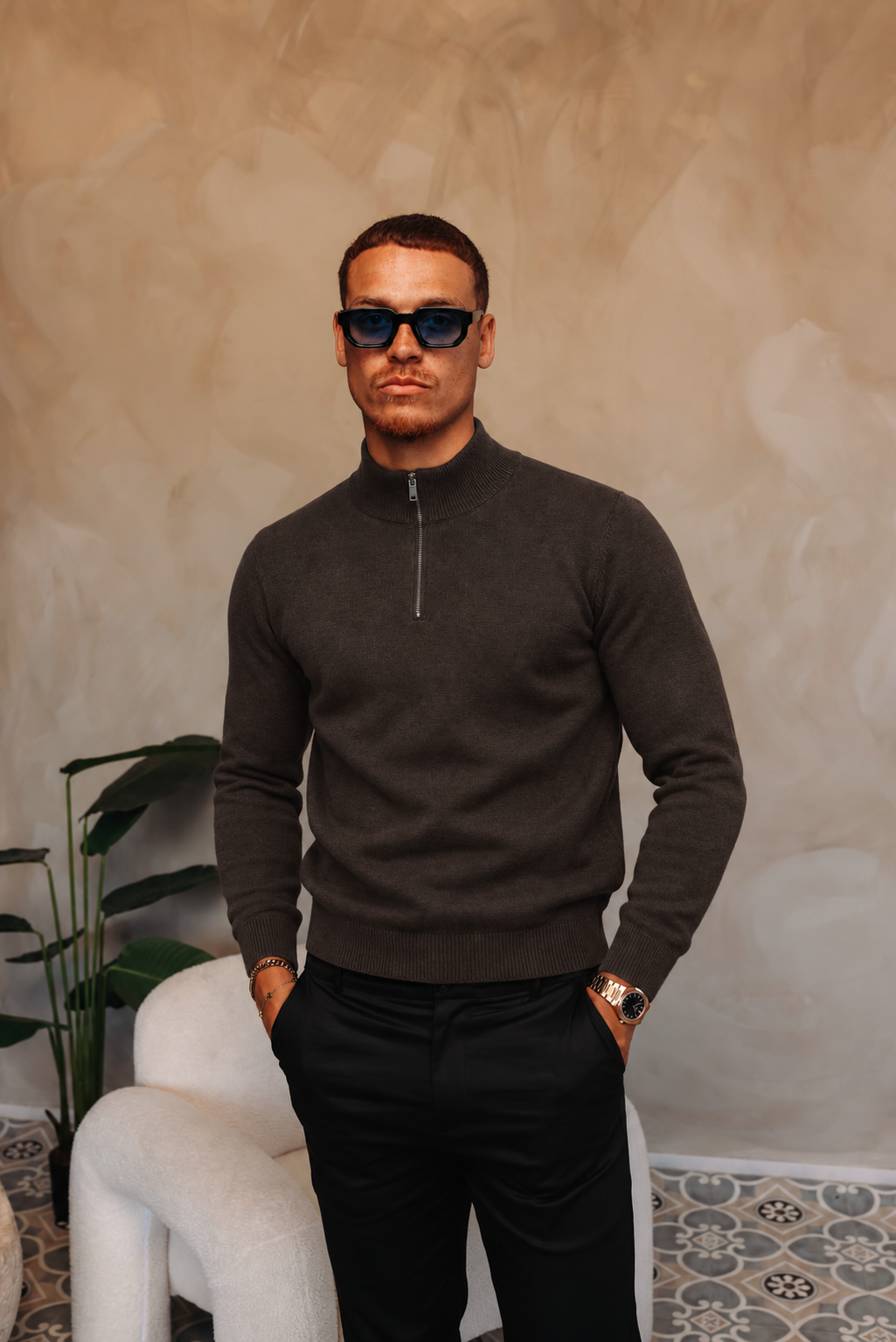 HALF ZIP KNIT | DARK BROWN — lifestyle met zwarte broek, pose 03