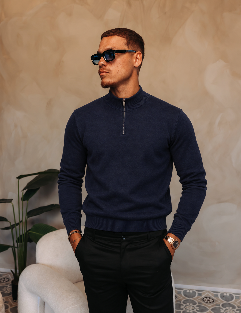 HALF ZIP KNIT | NAVY — lifestyle met zwarte broek, pose 02