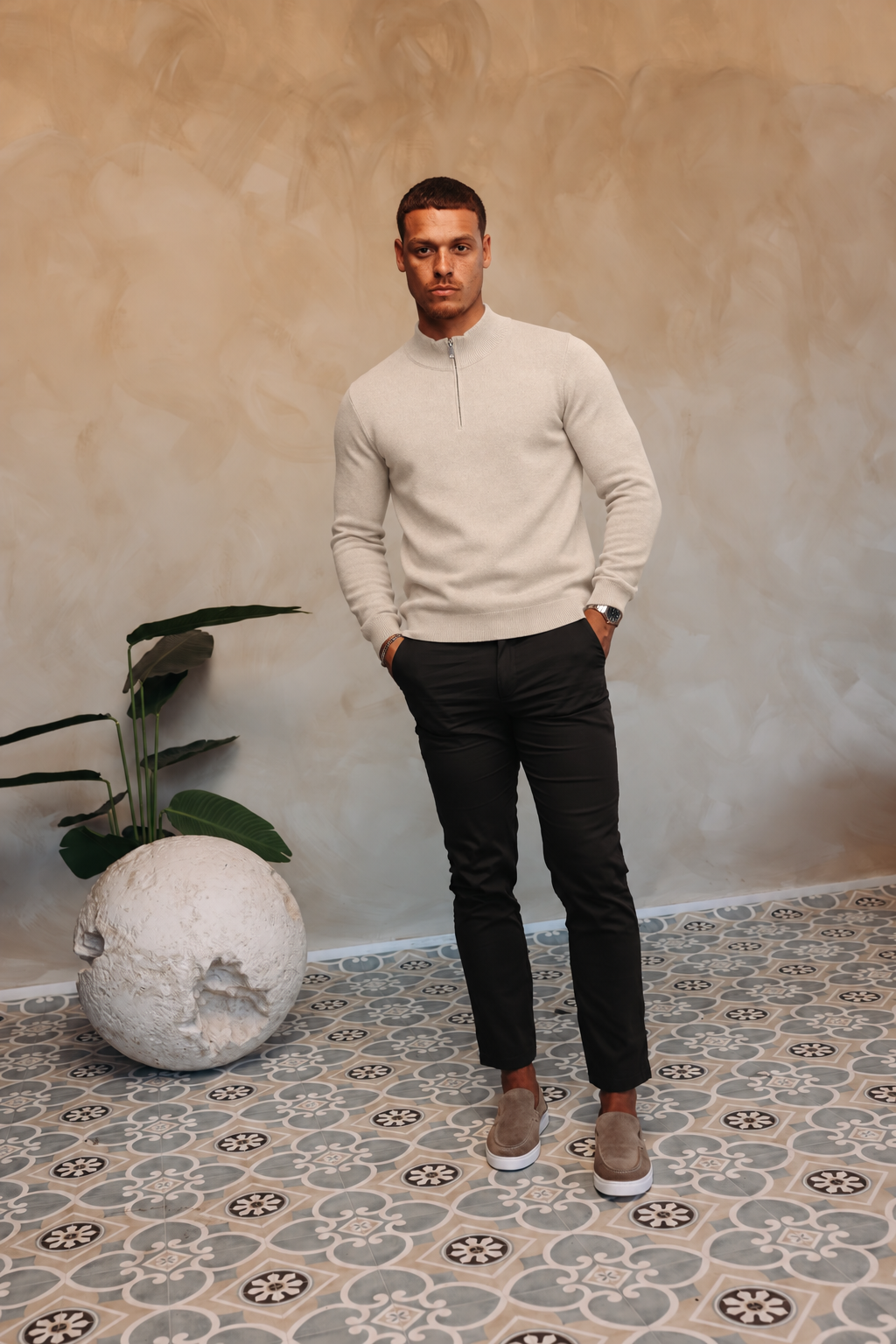 HALF ZIP KNIT | SAND — lifestyle met zwarte broek, pose 03