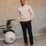 HALF ZIP KNIT | SAND — lifestyle met zwarte broek, pose 03