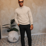 HALF ZIP KNIT | SAND — lifestyle met zwarte broek, pose 04