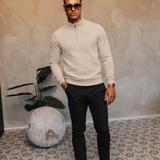 HALF ZIP KNIT | SAND — lifestyle met zwarte broek, pose 04