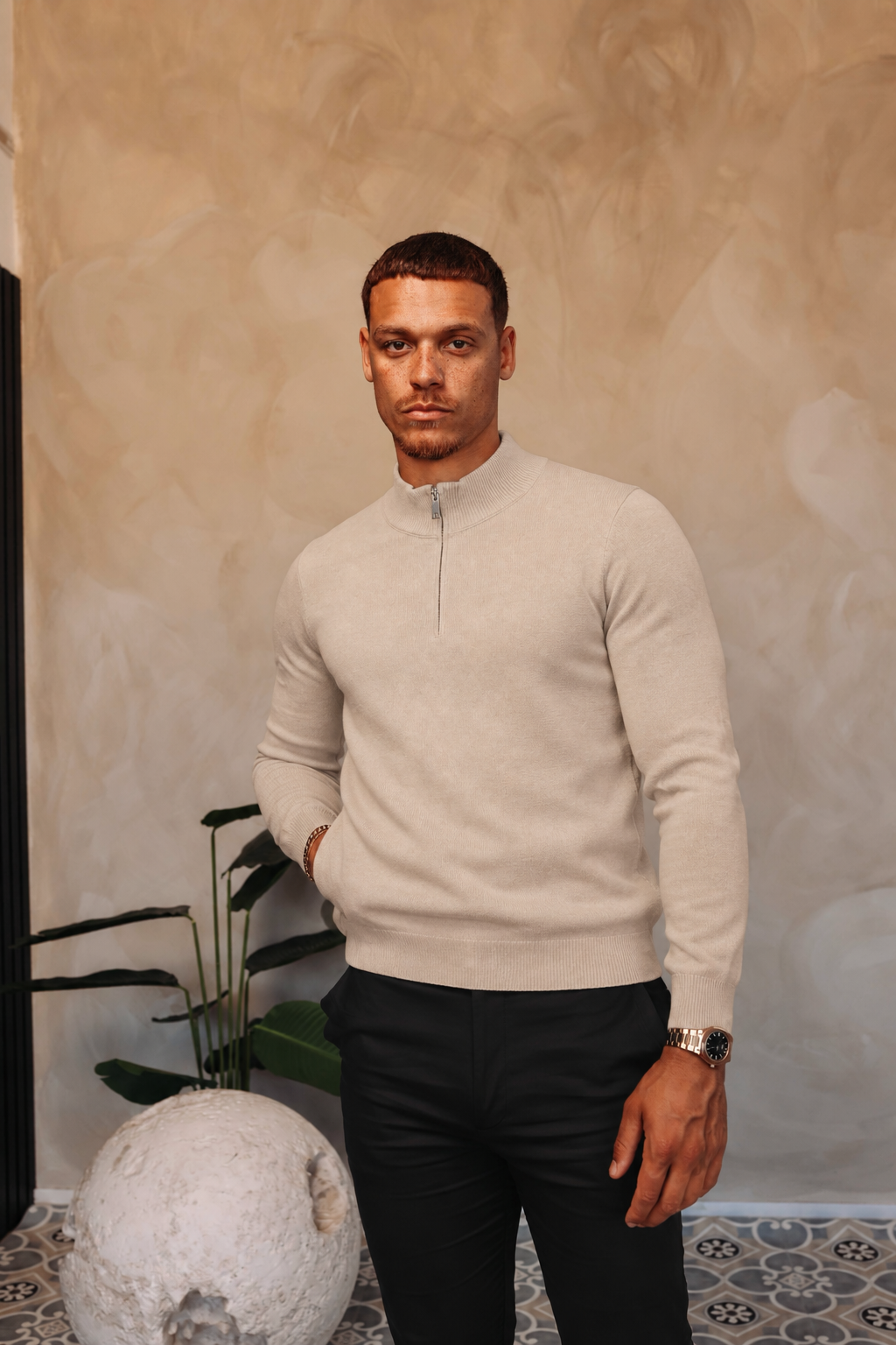 HALF ZIP KNIT | SAND — lifestyle met zwarte broek, pose 01