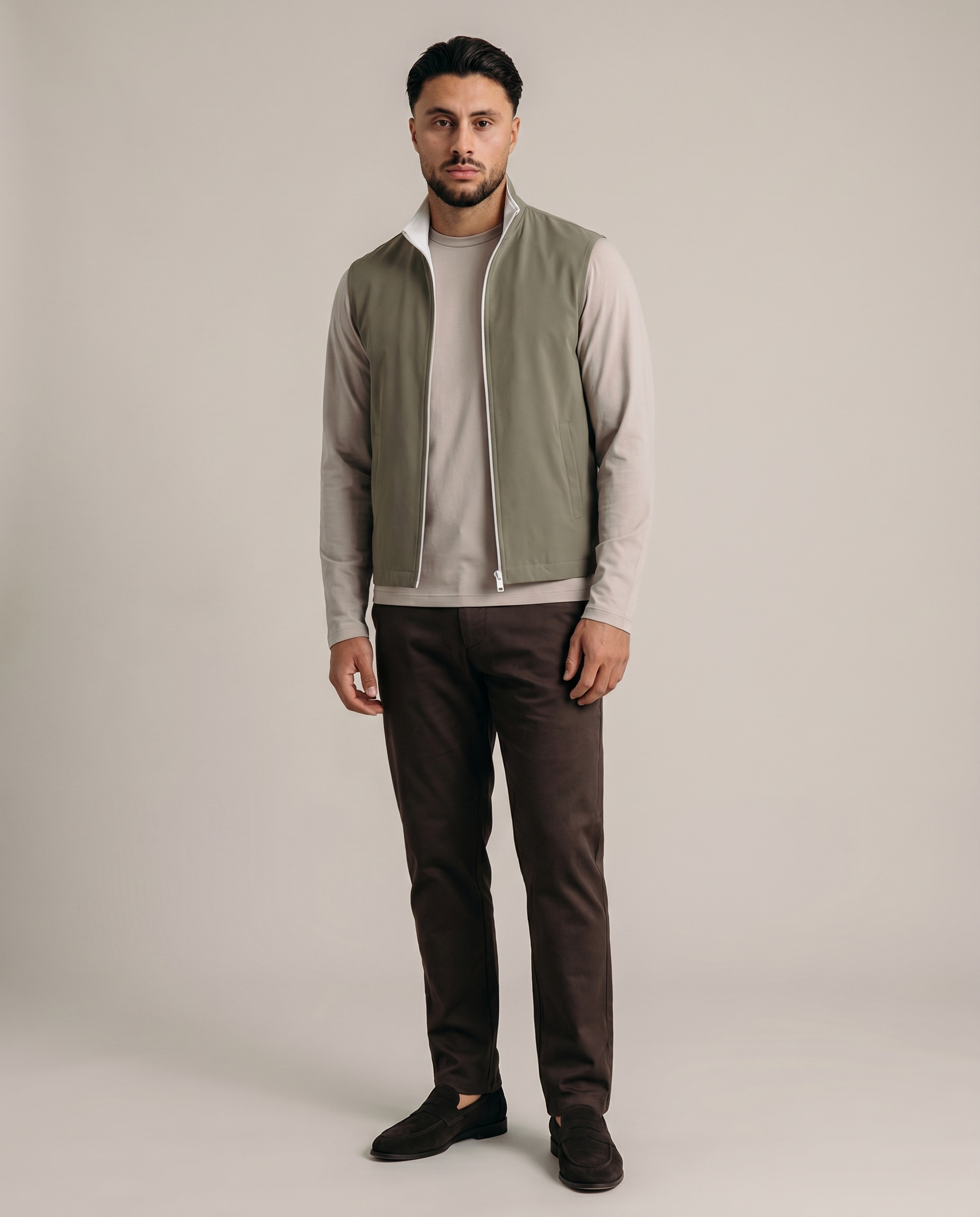 CORE BODYWARMER OLIVE - studio op model