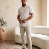 Model draagt Classic Cotton T-Shirt White muscle fit - editorial