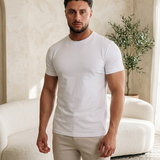 Model draagt Classic Cotton T-Shirt White muscle fit - editorial
