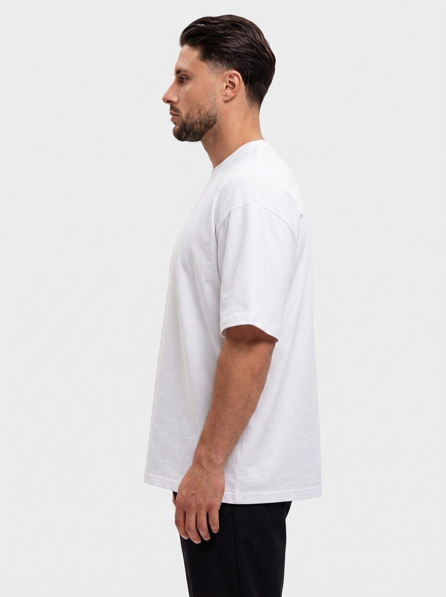 Oversized Cotton T-Shirt White — zijkant, oversized fit met dropped shoulders
