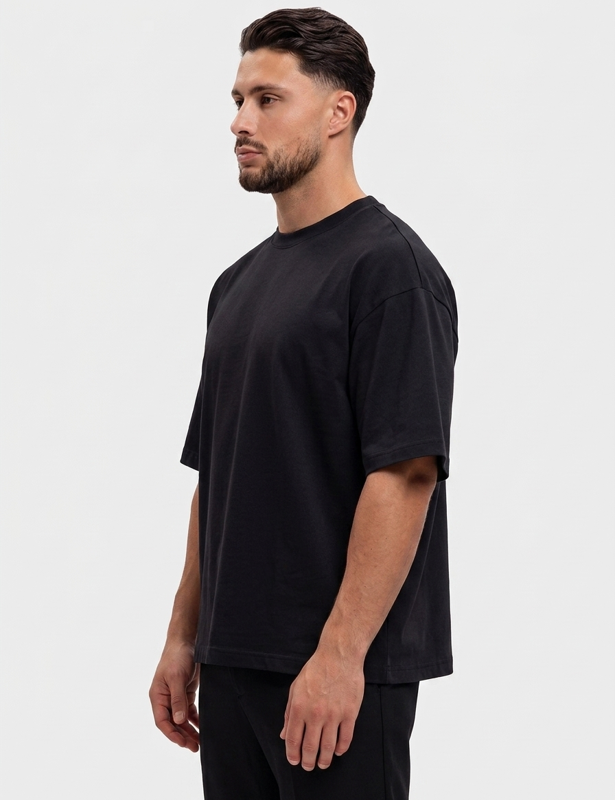 Oversized Cotton T-Shirt Black — zijkant, oversized fit met dropped shoulders