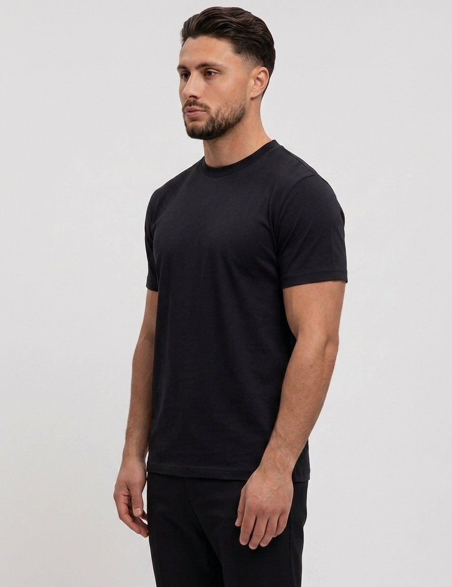 RK Blank Tee Black Slimfit - zijkant studio