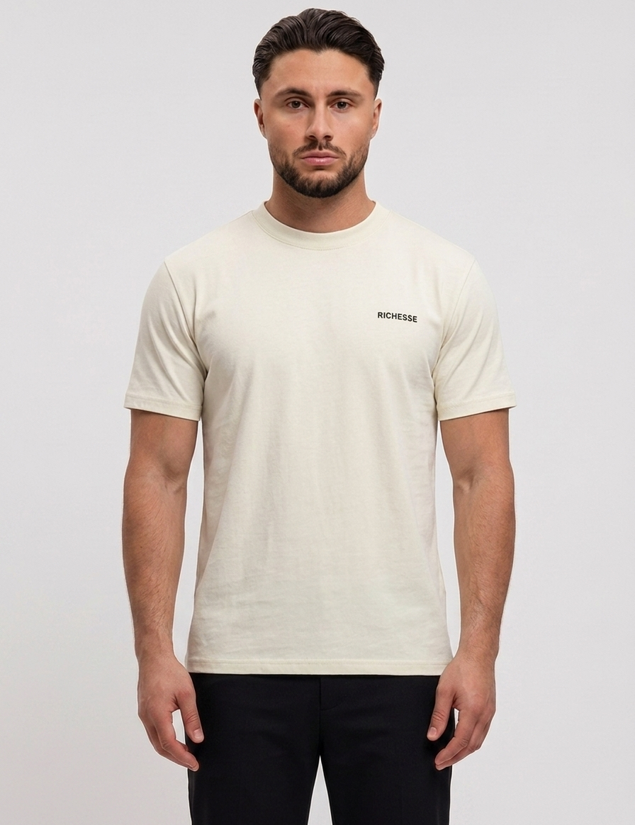 Logo T-Shirt Creme Regular Fit gedragen door model - studio