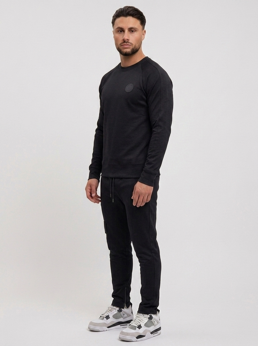 Capitan Tracksuit Black - zijkant studio