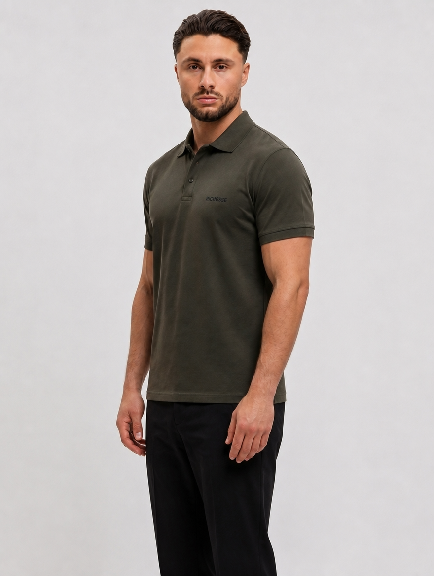 Crew Polo Olive - zijkant studio