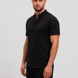 Mao Black Shirt - zijkant studio