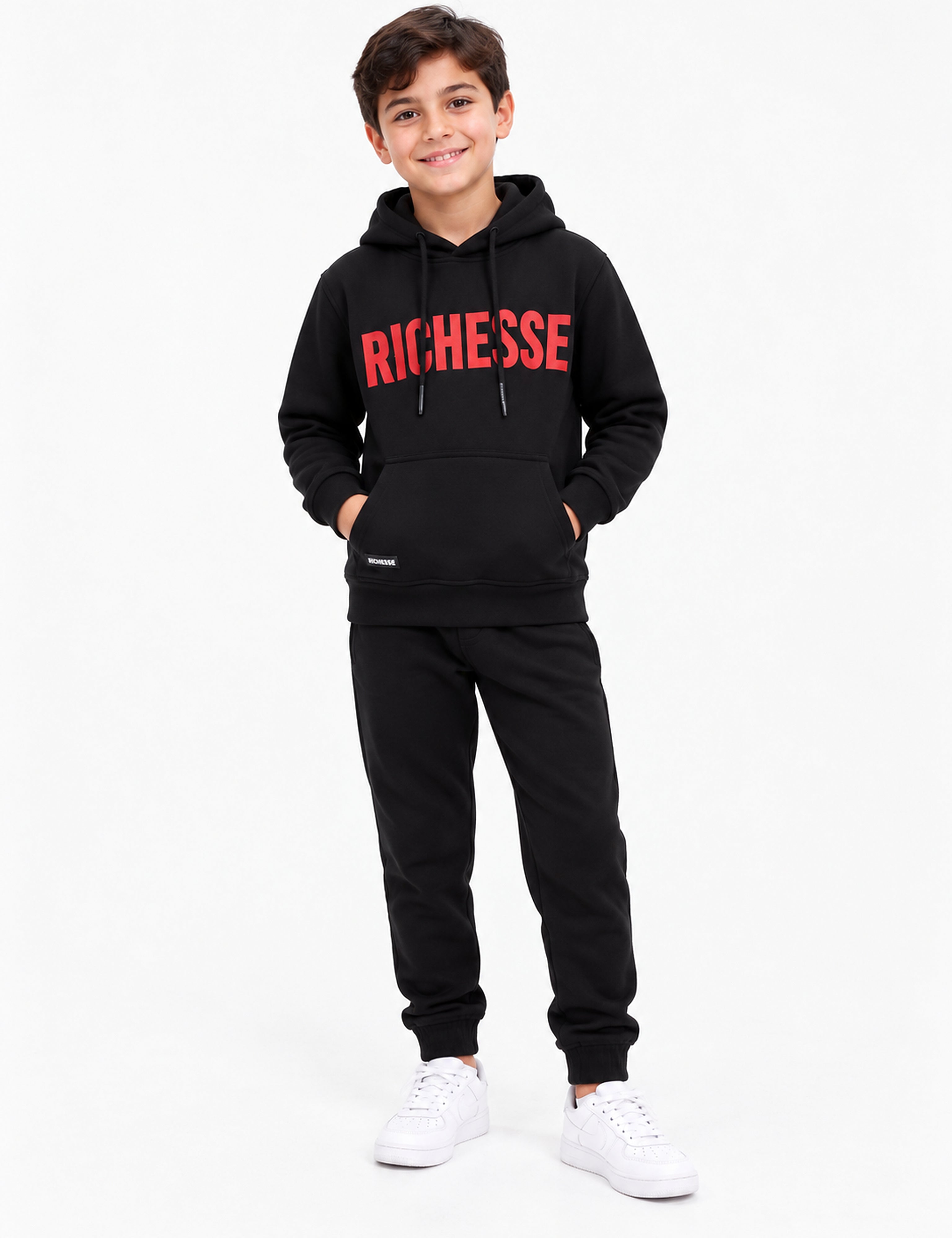 Richesse Brand Hoodie JR Black - voorkant op model