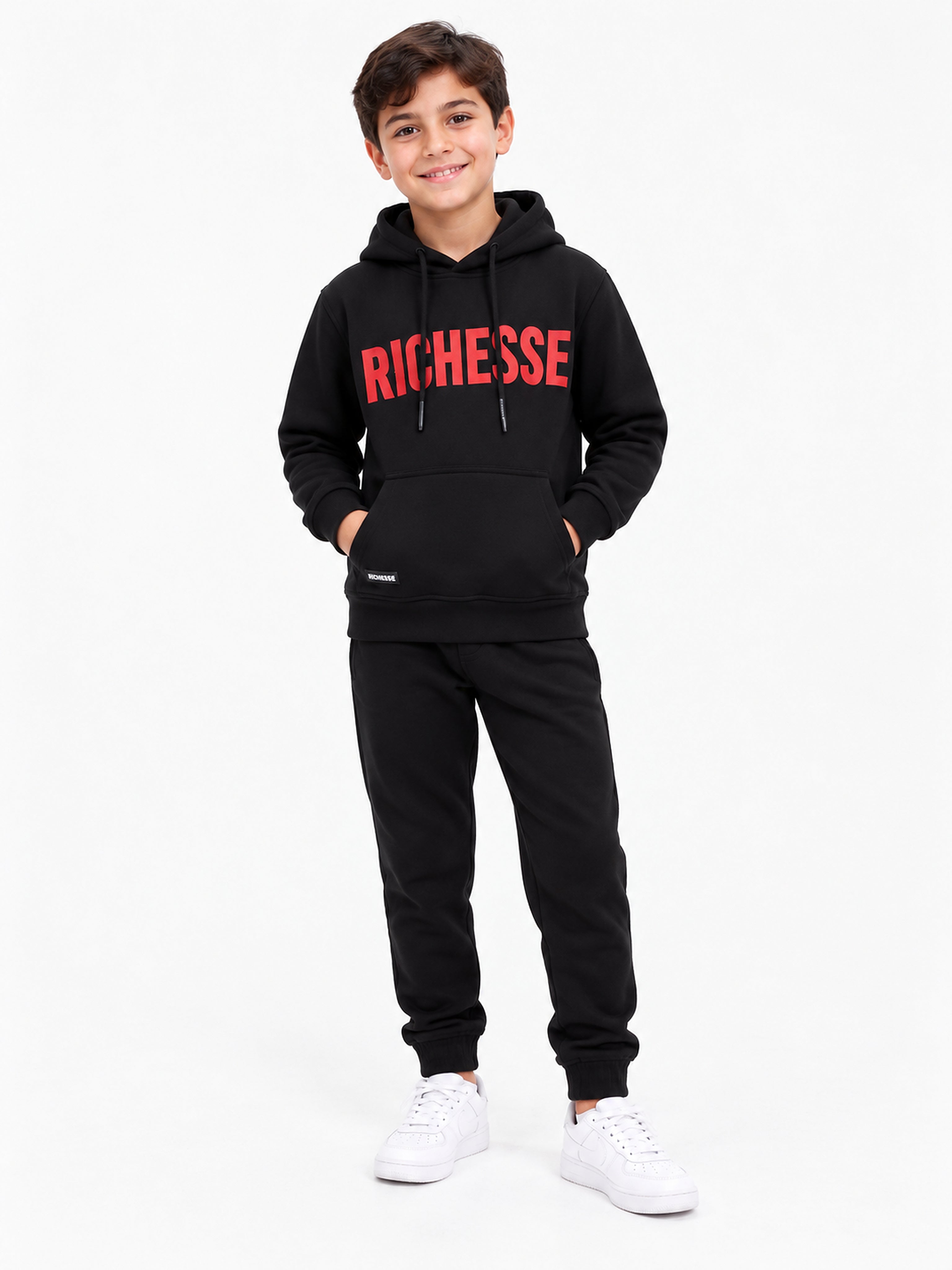 Richesse Brand Hoodie JR Black - voorkant op model
