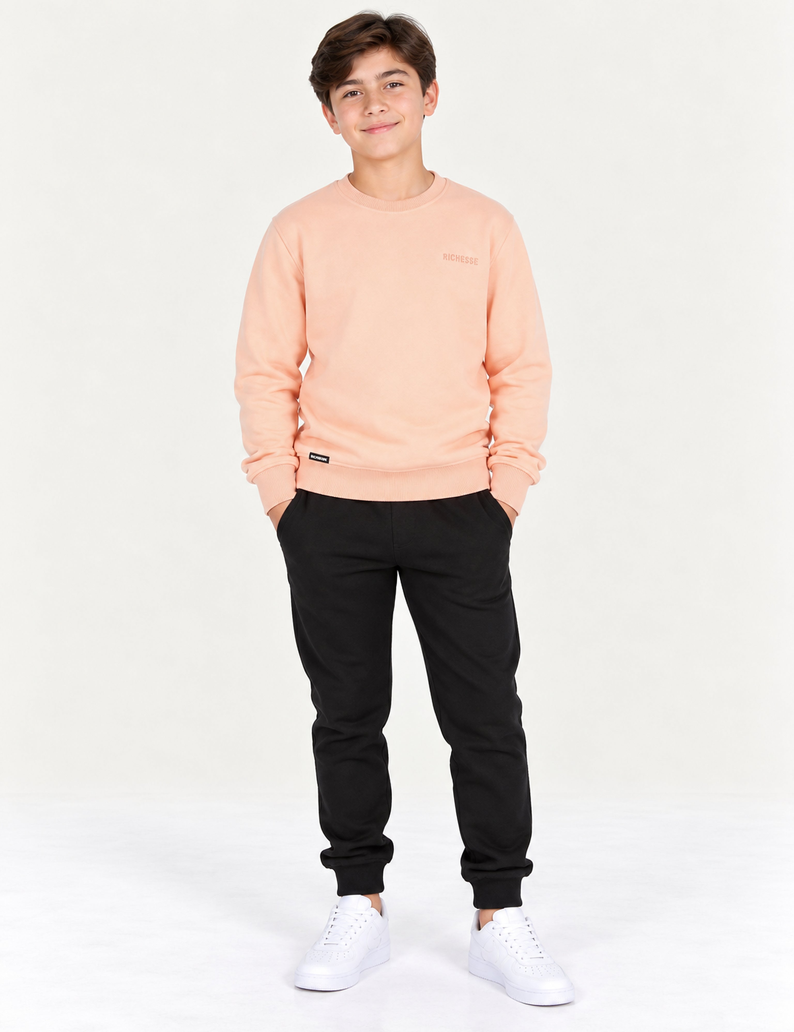 Richesse Crewneck JR Pink - voorkant op model