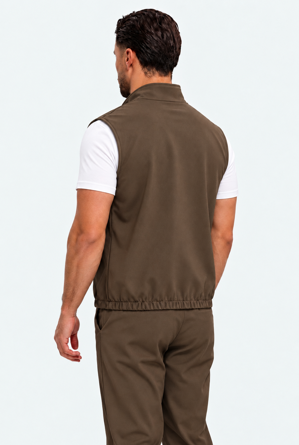 MONZA bodywarmer bruin – achterkant, complete set met bijpassende pants (studio)