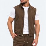 MONZA bodywarmer bruin – vooraanzicht met blik opzij, complete set met bijpassende pants (studio)