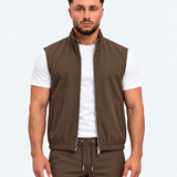MONZA bodywarmer bruin – voorkant, complete set met bijpassende pants (studio)