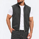 MONZA bodywarmer grijs – vooraanzicht met blik opzij, complete set met bijpassende pants (studio)