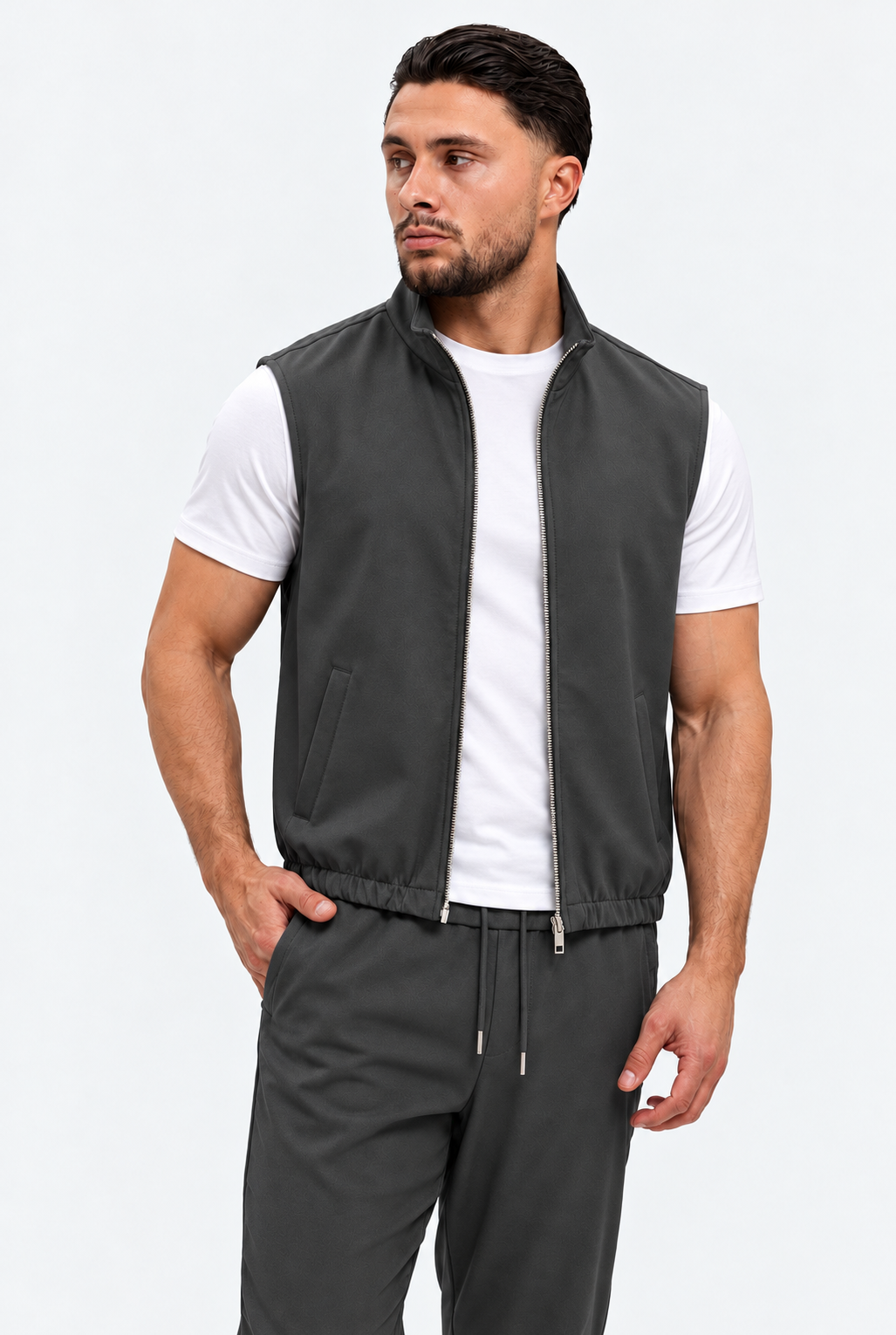 MONZA bodywarmer grijs – vooraanzicht met blik opzij, complete set met bijpassende pants (studio)