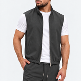 MONZA bodywarmer grijs – vooraanzicht met blik opzij, complete set met bijpassende pants (studio)