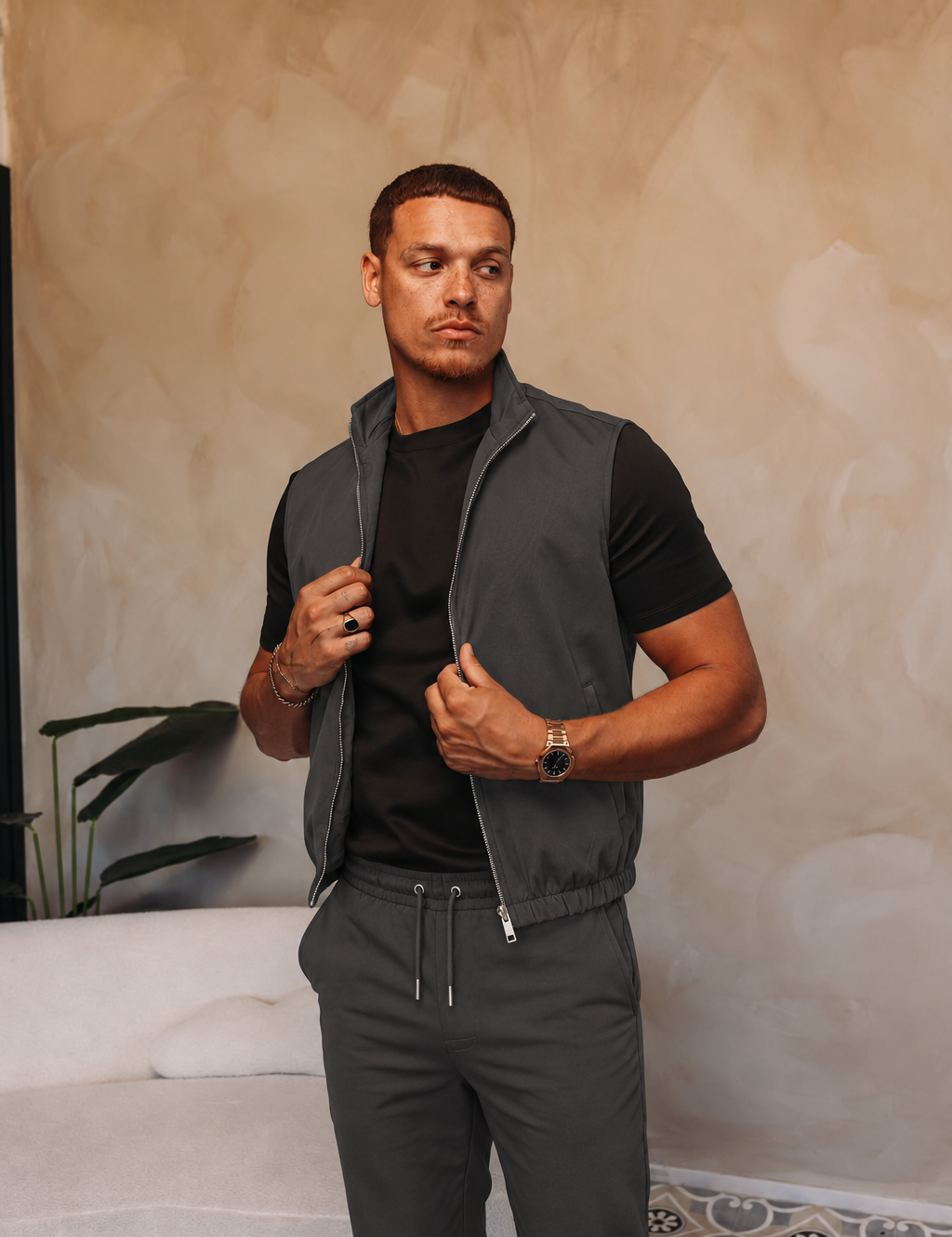 MONZA BODYWARMER | GREY – lifestyle, complete set met bijpassende grijze MONZA pants