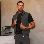 MONZA BODYWARMER | GREY – lifestyle, complete set met bijpassende grijze MONZA pants
