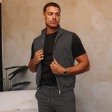 MONZA BODYWARMER | GREY – lifestyle, complete set met bijpassende grijze MONZA pants