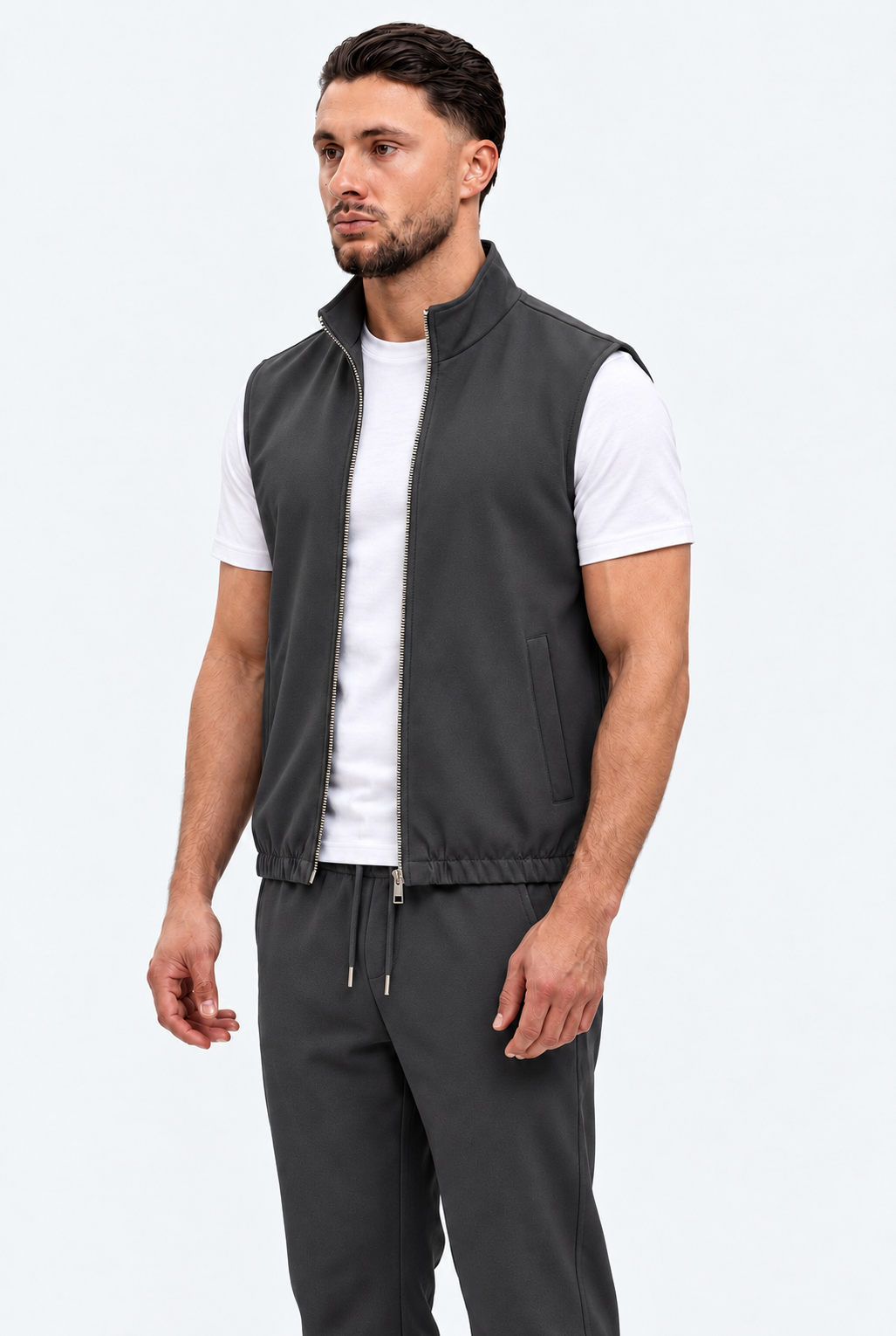 MONZA bodywarmer grijs – schuin van voren, complete set met bijpassende pants (studio)