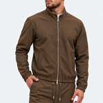 MONZA jacket bruin – vooraanzicht met blik opzij, complete set met bijpassende pants (studio)