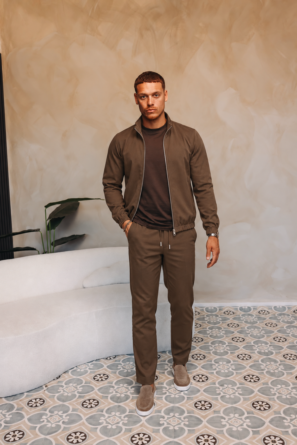 MONZA JACKET | BROWN – lifestyle, complete set met bijpassende bruine MONZA pants