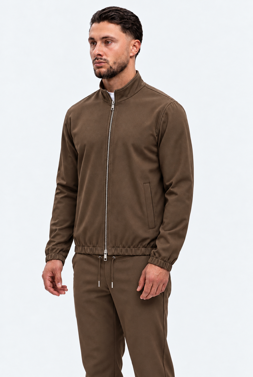 MONZA jacket bruin – schuin van voren, complete set met bijpassende pants (studio)